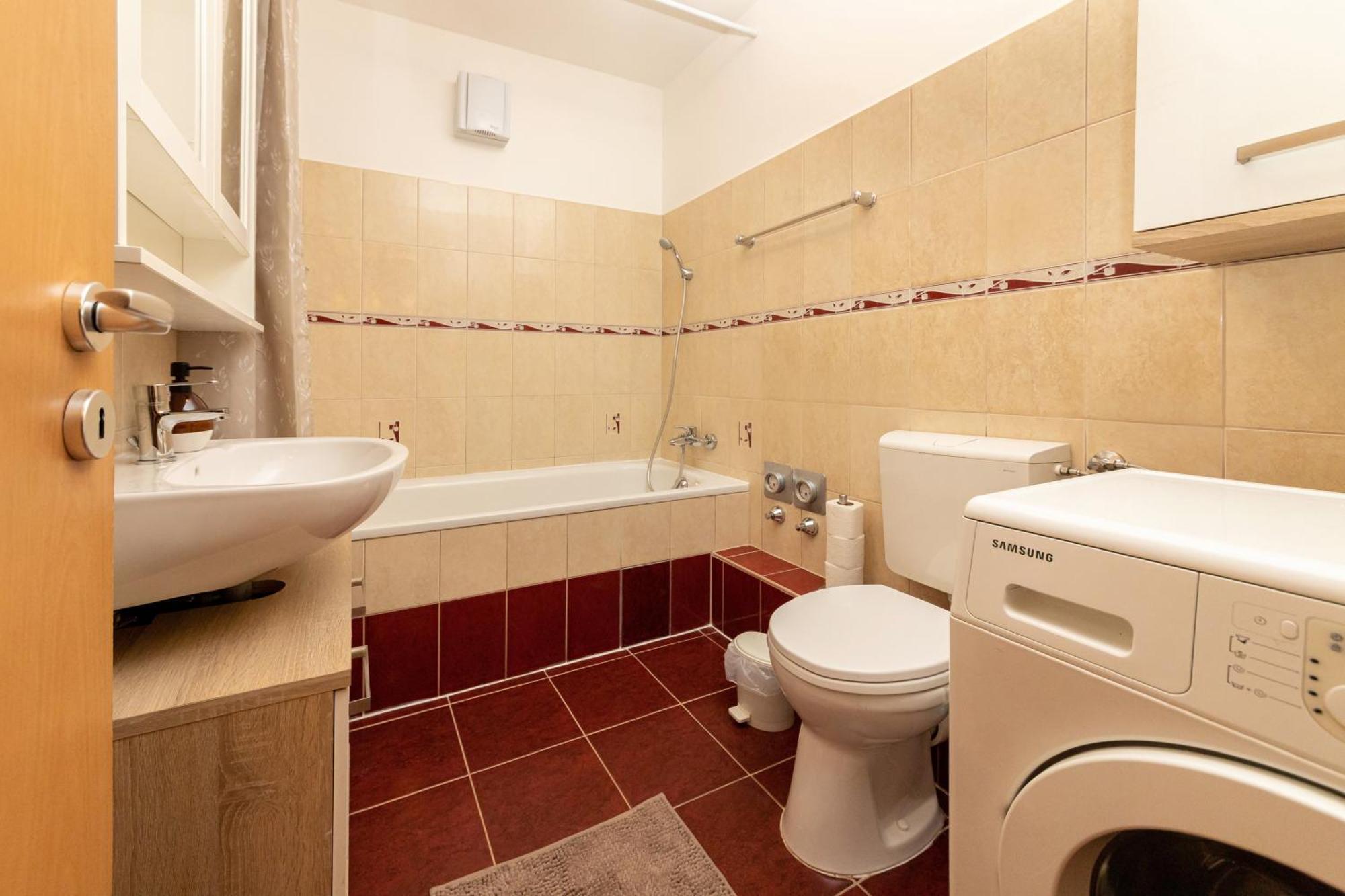Apartmán Center Budget Inside Free Parking Self Check-in Free Streaming Ac Balcony *