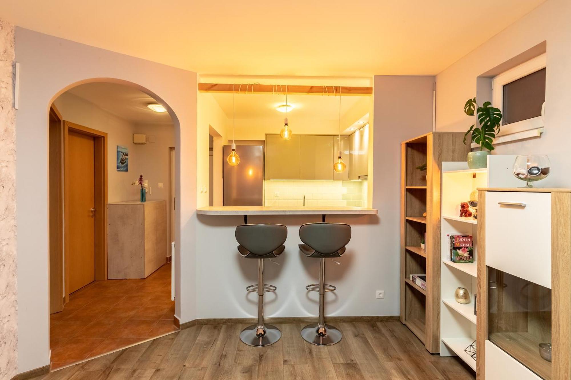 Center Budget Inside Free Parking Self Check-in Free Streaming Ac Balcony Apartment *